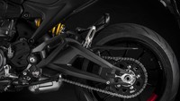 Tak hanya sasis, komponen peleknya juga lebih ringan 1,7 kg, swingarm (lengan ayun) lebih ringan 1,6 kg dan subframe belakang berkurang 1,9 kg berkat teknologi GFRP (Glass Fiber Reinforced Polymer). Secara total, bobot Ducati Monster 2021 terpangkas 18 kg, sehingga kini menjadi 166 kg saja. Foto: Ducati