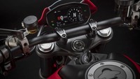 Bicara fitur, Ducati Monster 2021 dilengkapi Cornering ABS, Kontrol Traksi, dan Kontrol Roda, dan Launch Control. Motor ini juga dibekali fitur riding mode, dengan tiga tipe mode berkendara yaitu Sport, Urban dan Touring. Foto: Ducati