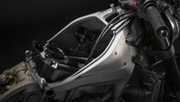 Geser ke bagian belakang, ukuran tangki Monster teranyar lebih kompak. Foto: Ducati
