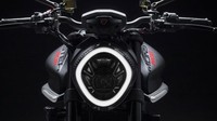 Dari aspek fascia, Ducati Monster 2021 juga membawa ubahan besar. Kini bentuk lampu depannya makin moders dengan desain LED DRL yang melingkar. Sepintas mirip dengan desain pesaingnya, MV Agusta Brutale. Foto: Ducati