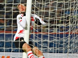 Telak Banget! Hantam Tiang Gawang demi Cetak Gol di Liga Europa
