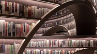 Sedangkan buku-buku di rak yang dapat terjangkau tangan, dapat dibaca oleh pengunjung. Jadi jangan berpikir untuk mengambil buku di dekat langit-langit ya traveler! (istimewa/Shao Feng)