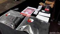 Dari tersangka, polisi menyita dua buah senjata api. Satu berupa pistol yang digunakan untuk menembak mobil. Satu lainnya ialah senapan yang ditemukan di rumah tersangka.