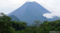 Sedangkan, Gunung Merapi diketahui masih tetap aktif dan berstatus siaga. Setiap hari, gunung Merapi masih dipantau dan tercatat masih aktif mengalami gempa dan guguran. Agus Septiawan/detikcom