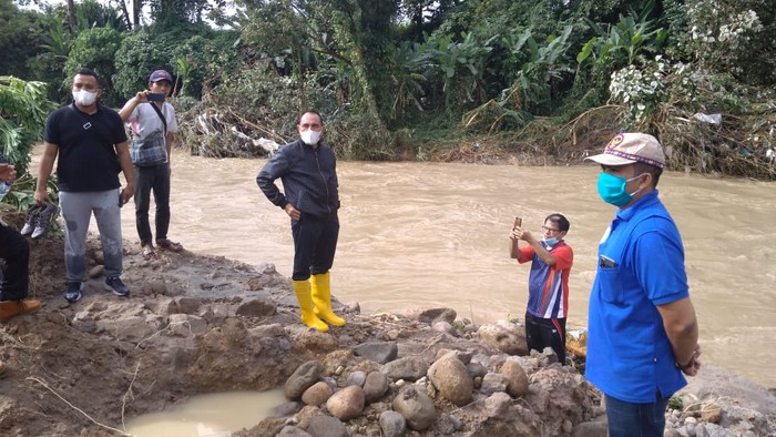 Gubernur Sumatera Utara Edy Rahmayadi mengecek lokasi banjir di Tanjung Selamat, Medan