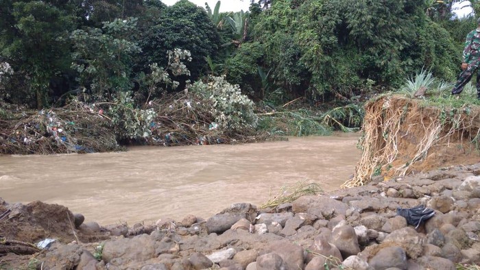 Gubernur Sumatera Utara Edy Rahmayadi mengecek lokasi banjir di Tanjung Selamat, Medan
