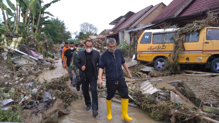 Gubernur Sumatera Utara Edy Rahmayadi mengecek lokasi banjir di Tanjung Selamat, Medan