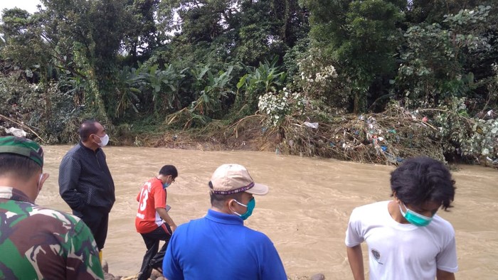 Gubernur Sumatera Utara Edy Rahmayadi mengecek lokasi banjir di Tanjung Selamat, Medan