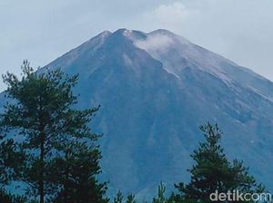 Gunung Semeru Kembali Muntahkan Lava Pijar