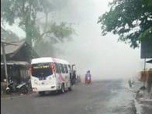 Material Vulkanik Diguyur Hujan Bikin Asap Tebal, Pengguna Jalan Balik Kanan