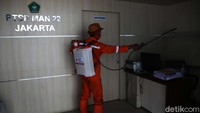 Penyemprotan disinfektan dilakukan setelah 33 orang guru dan karyawan MAN 22 Jakarta Barat positif COVID-19.