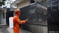 Seluruh bangunan sekolah disemprot.