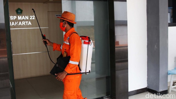 Guru dan Karyawan Positif COVID-19, MAN 22 Disemprot Disinfektan Gedung MAN 22 Palmerah, Jakarta, disemprot disinfektan. Hal ini dilakukan setelah 33 orang guru dan karyawan MAN 22 Jakarta Barat positif COVID-19.