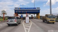 Pantauan detikcom, Jumat (3/12/2020), kerusakan jalan terjadi di beberapa titik sepanjang tol Palembang-Kayu Agung.