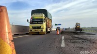 Namun lubang banyak terlihat dari Km 348 hingga Km 352 menjelang pintu keluar Jakabaring.