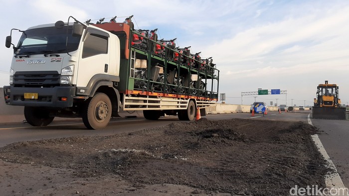 Sejumlah lubang ditemukan di ruas tol Trans Sumatera di Palembang-Kayu Agung. Para pengendara pun harus berhati-hati saat melintasi jalan tol tersebut.