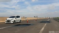 Sejumlah titik di ruas tol Trans Sumatera di Palembang-Kayu Agung berlubang. Kerusakan jalan itu pun membuat waswas pengendara.