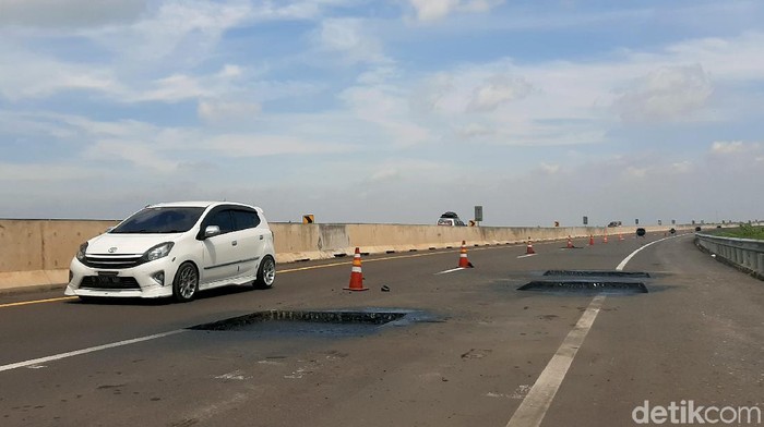 Sejumlah lubang ditemukan di ruas tol Trans Sumatera di Palembang-Kayu Agung. Para pengendara pun harus berhati-hati saat melintasi jalan tol tersebut.