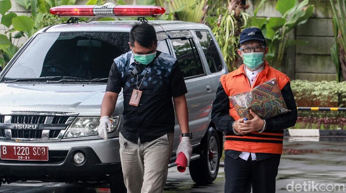 Jadi Tersangka Suap, Wali Kota Nonaktif Dumai Diperiksa KPK Wali Kota nonaktif Dumai Zulkifli Adnan Singkah diperiksa KPK. Ia diperiksa terkait kasus suap yang menjerat dirinya.