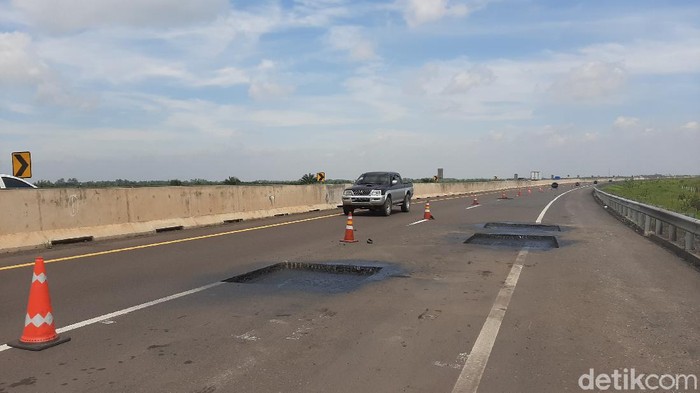 Jalan berlubang di Tol Palembang-Kayu Agung (Raja Adill/detikcom)