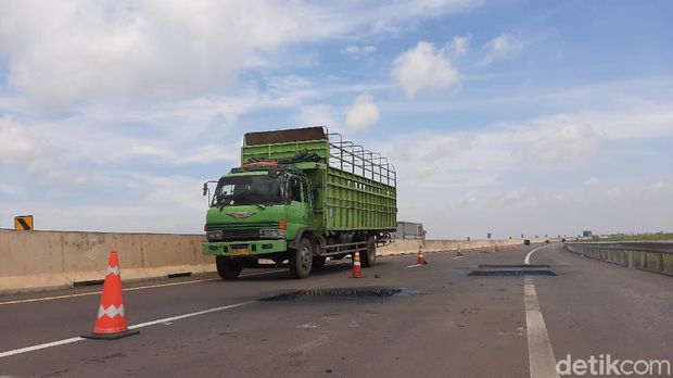 Jalan berlubang di Tol Palembang-Kayu Agung (Raja Adill/detikcom)