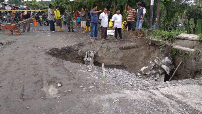 Jembatan amblas akibat longsor di Deli Serdang, Sumut