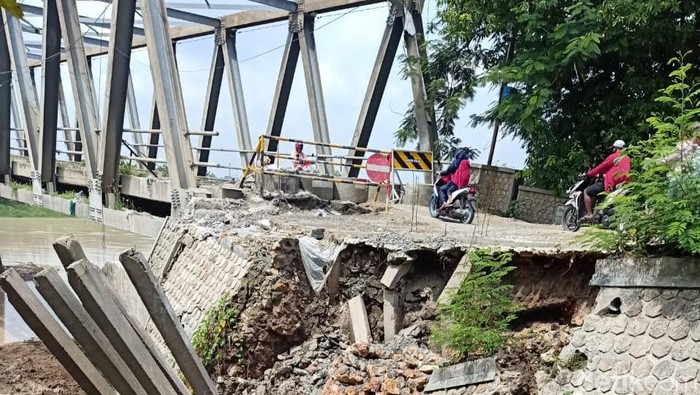 Jembatan Simo Glendeng yang menghubungkan Tuban-Bojonegoro, mulai hari ini ditutup total