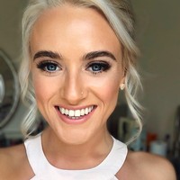 Adalah Jess Mackenzie, seorang influencer asal Skotlandia yang baru-baru ini mengejutkan follower ketika mengungkap kondisi asli wajahnya. Tak terlihat di kebanyakan postingan, ternyata wanita itu berjerawat parah. Foto: Instagram @_jessyoga