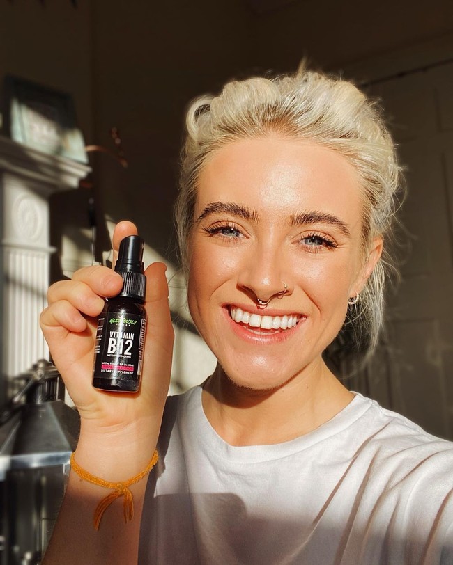 Itu terasa gatal dan tidak nyaman. Aku mulai membersihkan makeup di satu sisi dan aku berhenti lalu memandanginya sebentar. Untuk pertama kali, aku benar-bener memilih wajah asli yang memandangiku balik di cermin, kata Jess. Foto: Instagram @_jessyoga