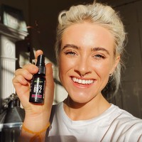 Itu terasa gatal dan tidak nyaman. Aku mulai membersihkan makeup di satu sisi dan aku berhenti lalu memandanginya sebentar. Untuk pertama kali, aku benar-bener memilih wajah asli yang memandangiku balik di cermin, kata Jess. Foto: Instagram @_jessyoga