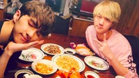 Jin menikmati olahan nasi sampai lobster segar bareng temannya. Sosoknya tampak berbeda dengan rambut blonde. Foto: Instagram jin.bts