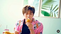 Pria yang bergabung dengan BTS tahun 2013 ini sedang syuting iklan fried chicken. Ekspresinya benar-benar bikin ngiler! Foto: Instagram jin.bts