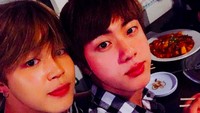 Kalau ini momen Jin nikmati makanan Korea bareng Jimin. Sepertinya mereka menikmati tteokbokki. Foto: Instagram jin.bts