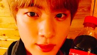 Seperti ini selfie ala Jin saat memamerkan botol Cola yang menampilkan sosoknya. Cute banget! Foto: Instagram jin.bts