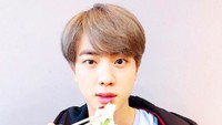 Pria lulusan Hanyang University ini tengah menikmati rice bowl sehat. Terlihat ada banyak sayuran sebagai toppingnya. Foto: Instagram jin.bts