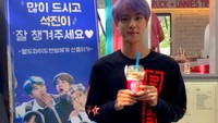 Mendapat kiriman coffee truck, Jin tak lupa mengabadikan pose di depannya. Ia pun tak ketinggalan mencicipi minuman enak dari coffee truck itu. Foto: Instagram jin.bts
