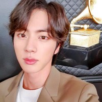 1. Jin BTSKetampanan pria yang mendapat julukan Worldwide Handsome ini sudah mendunia. Jin BTS lagi-lagi mengukuhkan statusnya sebagai artis pria Asia tertampan.Foto: Instagram jin.bts