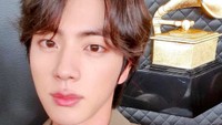 Idol Korea di bawah naungan Big Hit Entertainment ini punya banyak penggemar. Jin juga dinilai awet muda untuk usianya yang sudah hampir 30 tahun. Foto: Instagram jin.bts