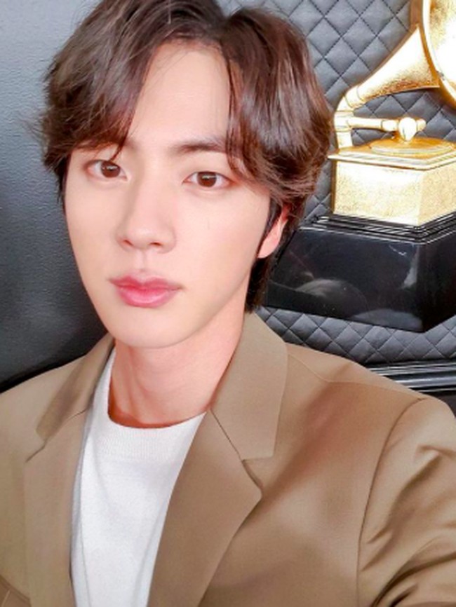 1. Jin BTSKetampanan pria yang mendapat julukan Worldwide Handsome ini sudah mendunia. Jin BTS lagi-lagi mengukuhkan statusnya sebagai artis pria Asia tertampan.Foto: Instagram jin.bts