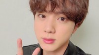 Kim Seok-jin atau lebih dikenal sebagai Jin BTS tengah berbahagia. Di hari ulang tahunnya, ia meluncurkan lagu sedih berjudul Abyss. Foto: Instagram jin.bts