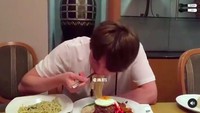 Jin sukses bikin ngiler lewat konten video ini. Ia memperlihatkan momennya makan pasta yang creamy. Slurppp! Foto: Instagram jin.bts