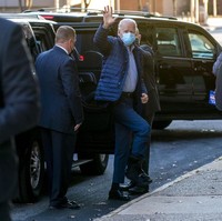 Sepatu kasual tersebut menggantikan sepatu boots terapi yang sebelumnya dipakai untuk menyembuhkan kakinya. Saya menggunakan boot besar ini hampir setiap saat. Namun ketika mau ke sini, saya pikir terlalu berlebihan. Jadi mereka memberikan sepatu kecil ini, kata mantan wakil presiden AS itu kepada CNN tentang sepatunya yang berbeda tersebut. (Foto: AP/Andrew Harnik)