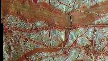 Ini adalah gambar yang sudah diwarnai dengan detail berdasarkan data dari pesawat Galileo milik NASA. Warna biru putih mengindikasikan air es sementara yang kemerahan mengandung es dan garam, ungkin magnesium sulfat atau sulfuric acid.  Foto: NASA