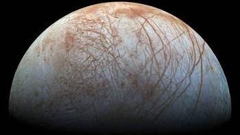 Kami percaya lautan di Europa ini bisa ditinggali kehidupan, kata Mohit Melwani Daswani dari Jet Propulsion Lab. Di dasar lautnya, barangkali juga ada gunung berapi yang mungkin mendukung ekosistem kehidupan meskipun bukan dalam bentuk yang kompleks. Alien di Europa bukanlah seperti manusia melainkan kemungkinan adalah sejenis mikroba. Foto: NASA