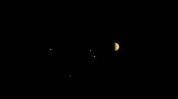 Pesawat Juno mengambil foto ini dengan kameranya, dalam jarak 10.9 juta kilometer. Terlihat Jupiter bersama 4 Bulan terbesarnya, Io, Eurpa, Ganymede dan Callisto. Foto: NASA