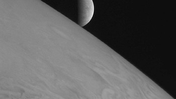 Wahana antariksa New Horizons mengambil foto Europa yang dilapisi es terbit di atas planet Jupiter. Saat foto ini diambil, New Horizons berada dalam jarak sejauh 2,3 juta kilmometer dari Jupiter dan 3 juta kilometer dari Europa. Foto: NASA