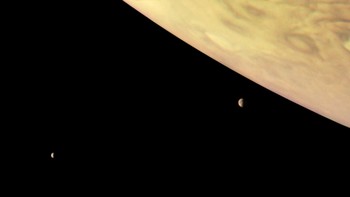 Ini adalah foto Jupiter dan dua Bulan terbesarnya, Io dan Europa, yang direkam pada tahun 2017 oleh pesawat antariksa Juno. Foto: NASA