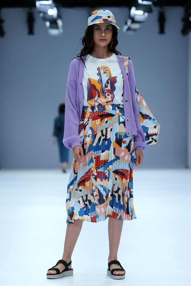 Cotton Ink menghadirkan busana dengan dua pilihan warna yaitu monokrom dan warna-warni di Jakarta Fashion Week 2021. Foto: dok. JFW 2021.