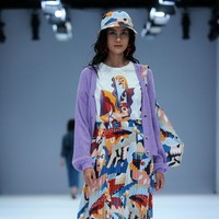 Cotton Ink menghadirkan busana dengan dua pilihan warna yaitu monokrom dan warna-warni di Jakarta Fashion Week 2021. Foto: dok. JFW 2021.