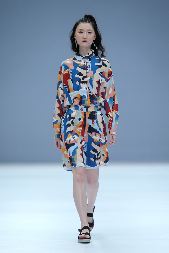 Cotton Ink menghadirkan busana dengan dua pilihan warna yaitu monokrom dan warna-warni di Jakarta Fashion Week 2021.  Foto: dok. JFW 2021.